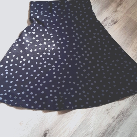 LuLaRoe Dresses & Skirts - LuLaRoe midi black and Grey flirty skirt